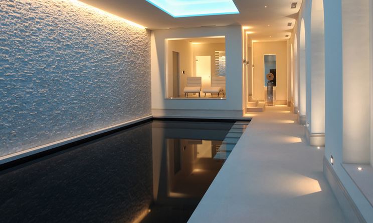 Swimming-pool-lighting-clever-and-simple-design